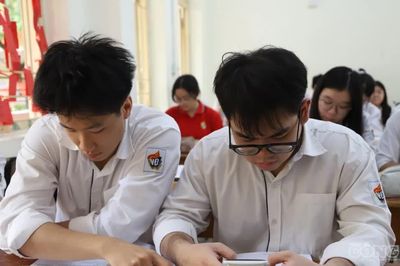 Bàn ghế hơn 20 năm chưa thay, học sinh cao trên 1,75m vẫn phải ngồi 'chung cỡ' với cả lớp