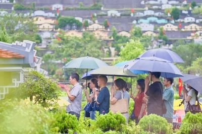 Mưa lớn, người dân vẫn vượt hàng chục km về nghĩa trang dịp lễ Vu Lan