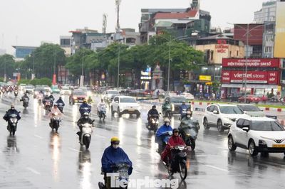 Nhiều 'rốn ngập' ở Hà Nội thoát cảnh ngập sâu sau mưa lớn dồn dập