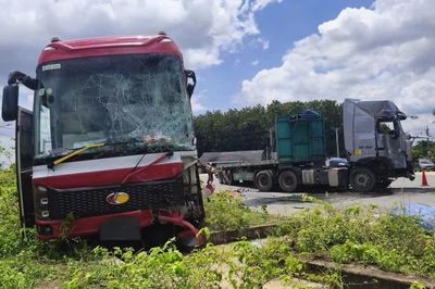 Tai nạn liên hoàn giữa ngã tư, xe giường nằm bị nát đầu