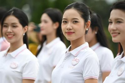 Thí sinh Hoa hậu Việt Nam dâng hoa tại Tượng đài Bác Hồ với đồng bào các dân tộc tỉnh Lai Châu