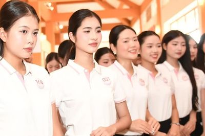Thí sinh Hoa hậu Việt Nam tìm hiểu trang phục, nông cụ của người dân Lai Châu