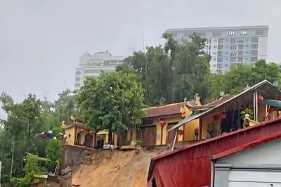 Mưa lớn gây sạt lở liên tiếp ở Quảng Ninh, một người bị mắc kẹt