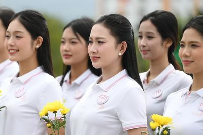53 thí sinh Hoa hậu Việt Nam dâng hoa trước Tượng đài Bác Hồ