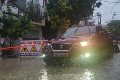 Mưa từ sáng đến tối, nhiều phố trung tâm Hải Phòng ngập sâu