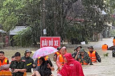 Nước lũ dâng ngập nóc nhà, hàng nghìn người dân Lạng Sơn chạy lũ
