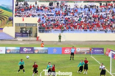 Khai hội bóng đá nữ dân tộc thiểu số, cầu thủ mặc váy áo truyền thống của dân tộc mình