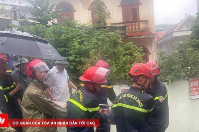 Quảng Ninh: Kịp thời cứu người mắc kẹt do sạt lở