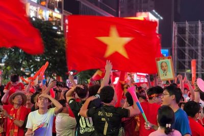 Cổ động viên TPHCM vỡ òa, xuống đường ăn mừng chiến thắng của tuyển Việt Nam