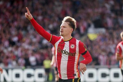 Tottenham thua thảm Brentford dù vung tiền chuyển nhượng