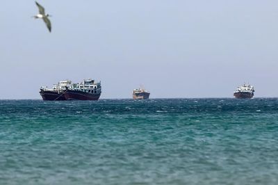 Các tàu thuyền chọn theo Mỹ hay Iran khi di chuyển qua eo biển Hormuz?