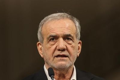 Iran nói đang 'xung đột toàn diện' với Mỹ, cho phép một số tàu dầu đi qua Hormuz