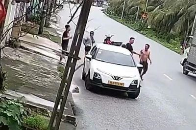 Người đàn ông có cồn trong người, chặn đầu xe đánh tài xế ô tô