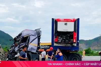 Phá cabin cứu tài xế mắc kẹt trong container sau tai nạn tại Hà Tĩnh