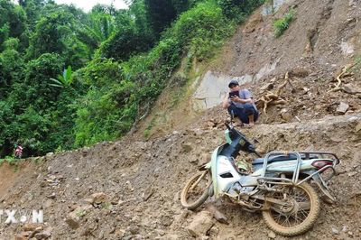 Cận cảnh đường độc đạo dài hơn 20km bị sạt lở khiến bản Na Ngân bị cô lập