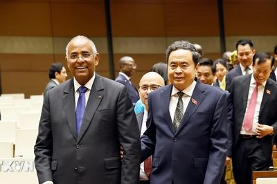 Chủ tịch Quốc hội Cộng hòa Côte d'Ivoire tham quan Nhà Quốc hội