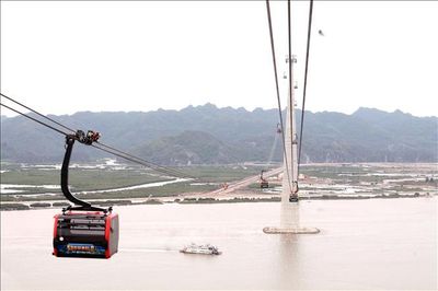 Du khách từ Cát Bà trở về đất liền bằng cáp treo
