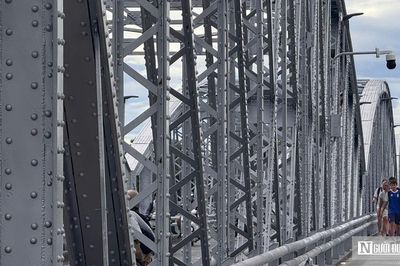 Cây cầu biểu tượng của Huế khoác 'áo mới', trở lại sắc nhũ bạc nguyên bản