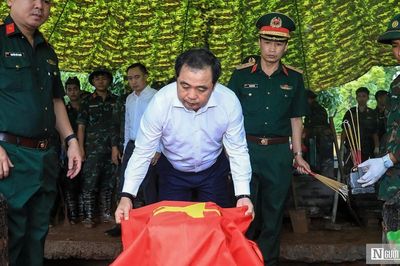 Bí thư Hà Nội thăm, động viên lực lượng tìm kiếm hài cốt liệt sĩ tại Nghĩa trang Mai Dịch