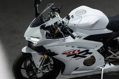 Môtô động cơ 4 xi lanh, giá gần 160 triệu đồng, cạnh tranh với Honda CBR500R