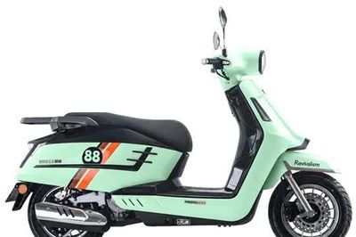 Xe tay ga 244cc, thiết kế cổ điển, phanh ABS 2 kênh, giá hơn 83 triệu đồng