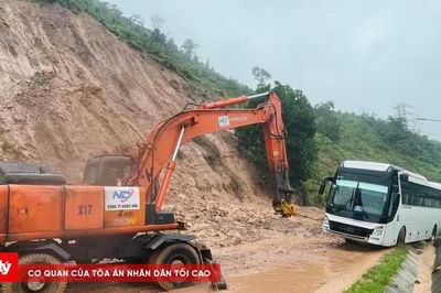 Hàng nghìn m³ đất đá tràn xuống đường ở đặc khu Vân Đồn