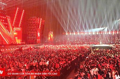 Biển người nhuộm đỏ không gian concert 'Tổ quốc trong tim'