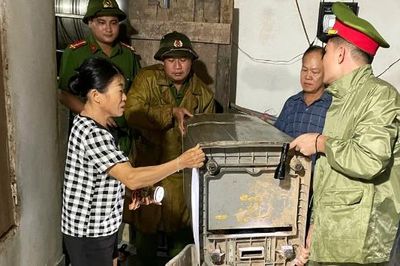 Công an Bắc Ninh giúp dân ứng phó mưa lũ