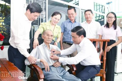 Đồng chí Lâm Đông - Phó Bí thư Tỉnh ủy, Chủ tịch HĐND tỉnh trao Huy hiệu 60 năm tuổi Đảng cho đảng viên Nguyễn Bá Lục