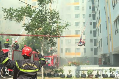 Hơn 300 người tham gia thực tập phương án chữa cháy tại chung cư cao tầng