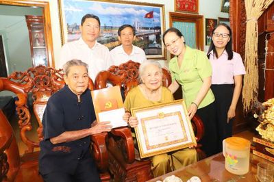 Đảng ủy phường Phan Rang trao Huy hiệu Đảng đợt 2-9 cho 2 đảng viên