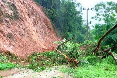 Nhiều điểm sạt nguy hiểm tại xã Khánh Khê