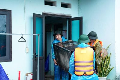 Công an tỉnh hỗ trợ 5 hộ dân di dời tài sản tại Khối Rọ Phải