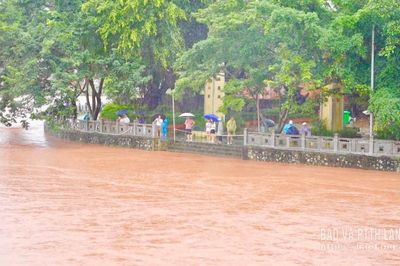 Mất an toàn từ việc người dân tập trung tại các khu vực ven sông, suối, cầu, ngầm tràn để xem nước lũ