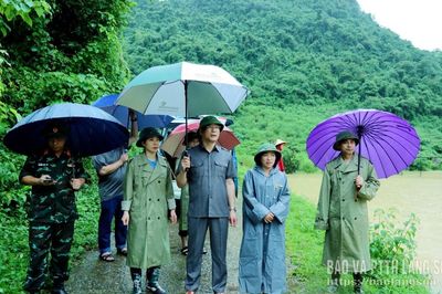 Đồng chí Dương Xuân Huyên kiểm tra công tác ứng phó bão số 4 tại xã Chi Lăng