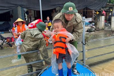 Hỗ trợ 40 người dân bị cô lập tại xã Tân Đoàn ra khỏi vùng lũ