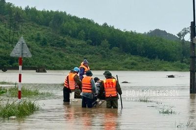 Kịp thời hỗ trợ thai phụ bị mắc kẹt do mưa lũ