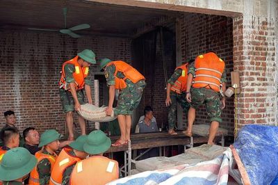 Cán bộ, chiến sĩ Bộ Chỉ huy Quân sự tỉnh Cao Bằng hỗ trợ người dân xã Tràng Định ứng phó với mưa bão