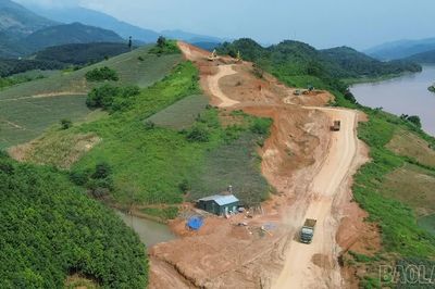 Tăng tốc trên tuyến đường dọc sông Hồng