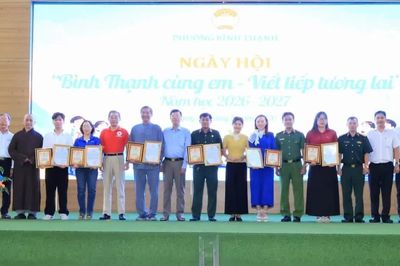 TP.HCM: Phường Bình Thạnh trao 318 suất học bổng, tặng hàng ngàn đồ dùng học tập cho học sinh khó khăn