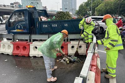 Công nhân đội mưa chỉnh trang Hà Nội trước kỳ nghỉ lễ 2/9