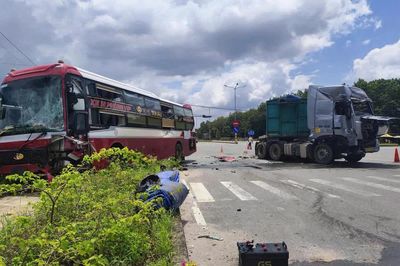 TP.HCM: 3 ô tô va chạm liên hoàn tại ngã tư, một làn đường bị chắn
