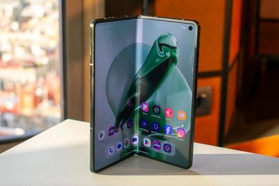 ChatGPT dành cho thanh thiếu niên, Motorola ra smartphone gập tại Việt Nam