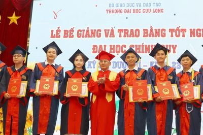 Trường Đại học Cửu Long trao bằng tốt nghiệp cho 334 tân kỹ sư, dược sĩ
