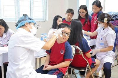 Phường Nghĩa Đô khám sàng lọc sức khỏe cho học sinh