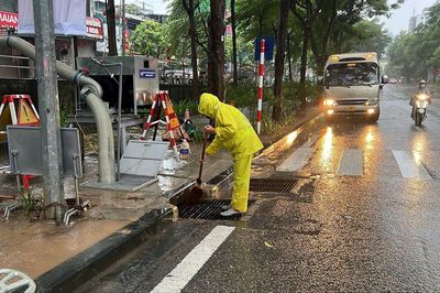 Hà Nội tập trung ứng phó mưa lớn, nước sông dâng cao