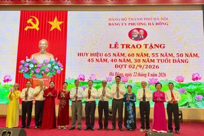 Phường Hà Đông trao Huy hiệu Đảng tặng 368 đảng viên