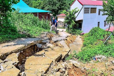Mưa lớn kéo dài, Thanh Hóa sơ tán 129 hộ dân vùng sạt lở đất đến nơi an toàn