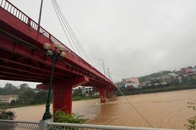 Dây đèn trang trí trên cầu Bằng Giang bị đứt, rơi xuống sông