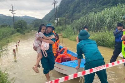 Khẩn trương khắc phục các điểm sạt lở, ngập úng, ổn định đời sống người dân